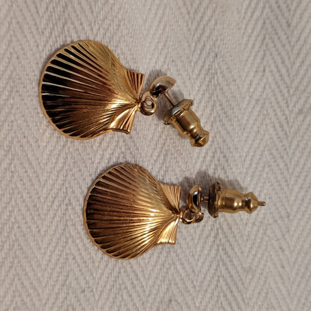 Vintage Shell Earrings 🐚